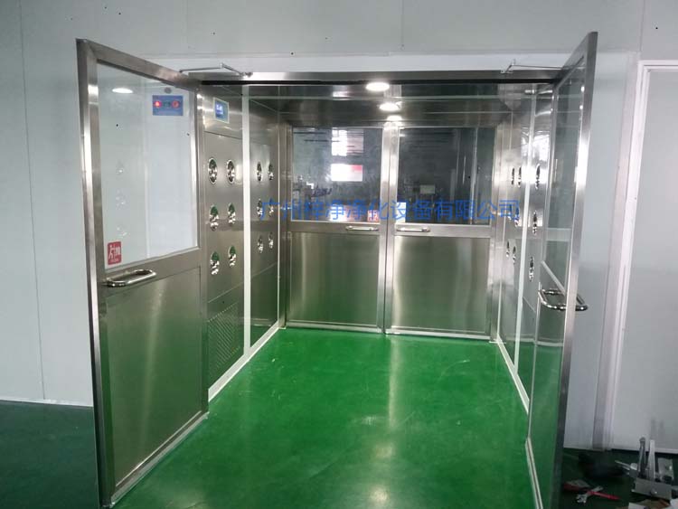 雙開門貨淋室前門打開,后門緊鎖 防止?jié)崈羰遗c非潔凈室空氣對流。